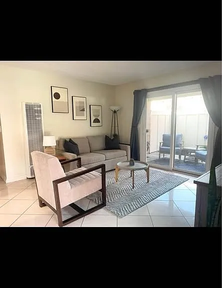 2462 Balme Dr — Photo 2