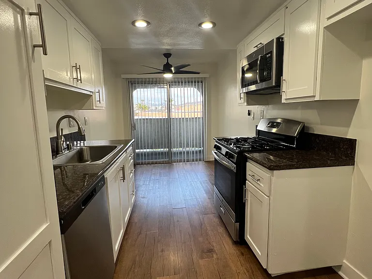 Kitchen & Dining area