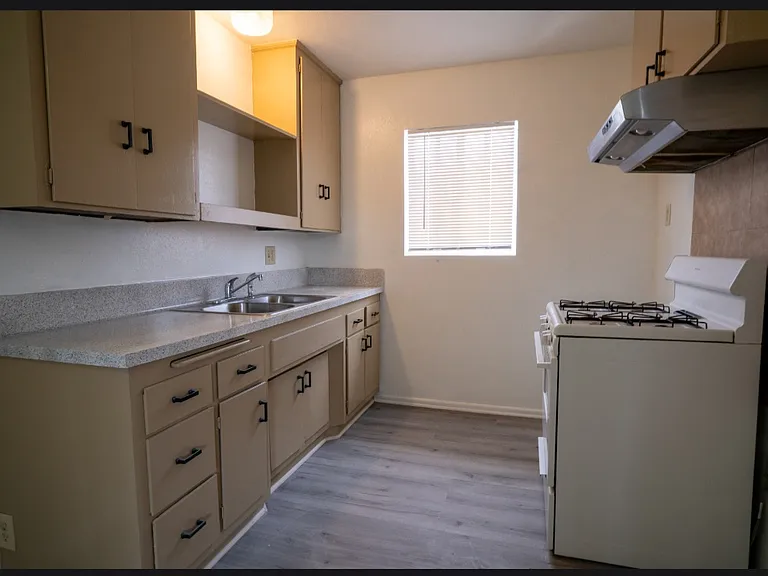 1125 N Mayfair Ave #6 — Photo 7