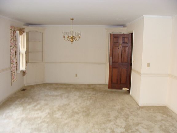 4th image of 640 Woodland Dr