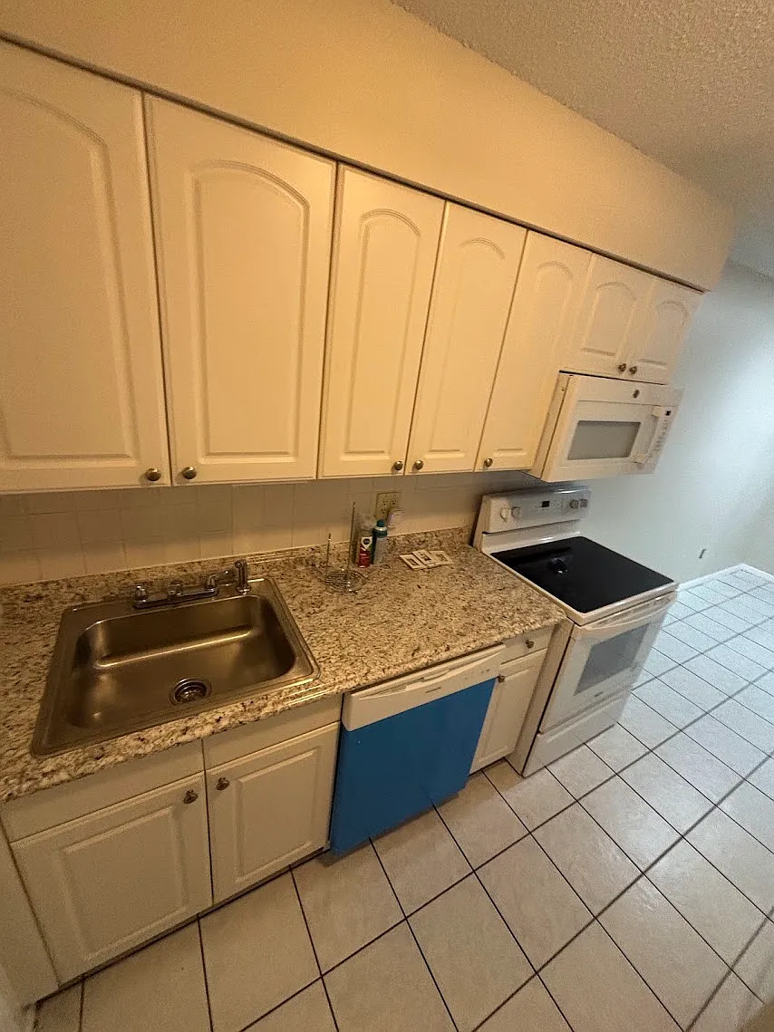 2 bed, 900 sqft, $2,100 — Photo 4