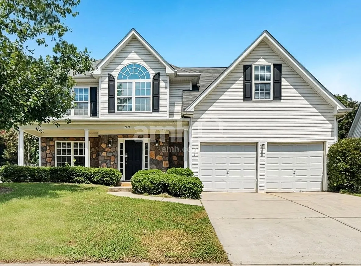 4 bed, 2.5 bath, 2742 sqft, $2,750 — Photo 1