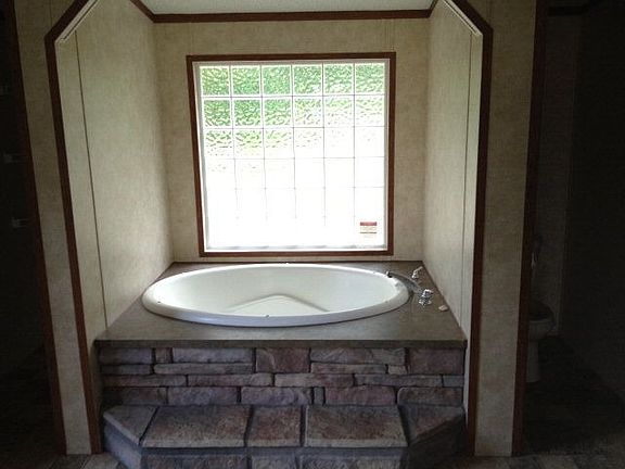 5th image of 670 Robinson Ln