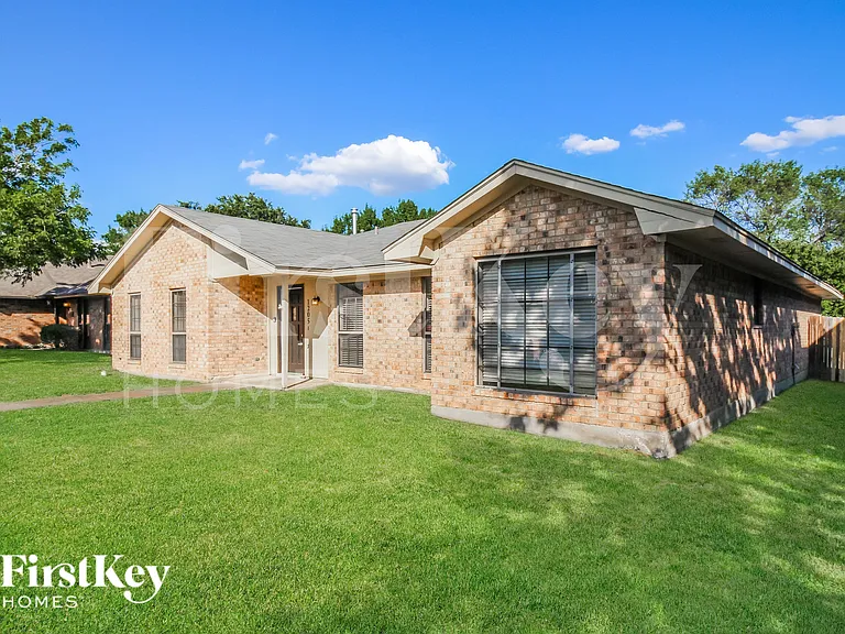 1205 Timber Valley Dr — Photo 2