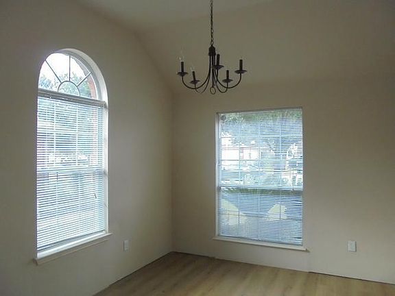 Light and bright dining room or extra bonus room!