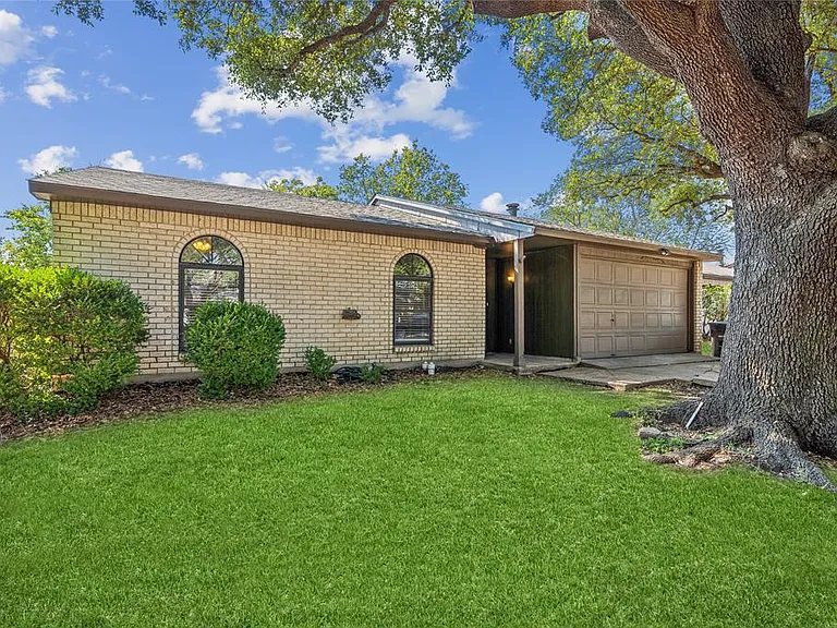 556 Hawthorne Dr — Photo 2