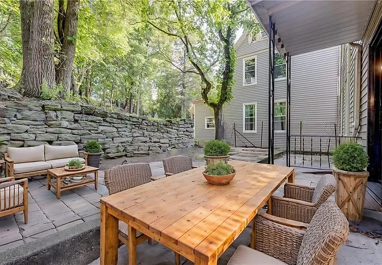 211 W Burgess St — Photo 3