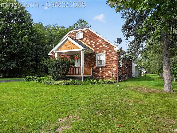 4th image of 2311 N Genesee Rd