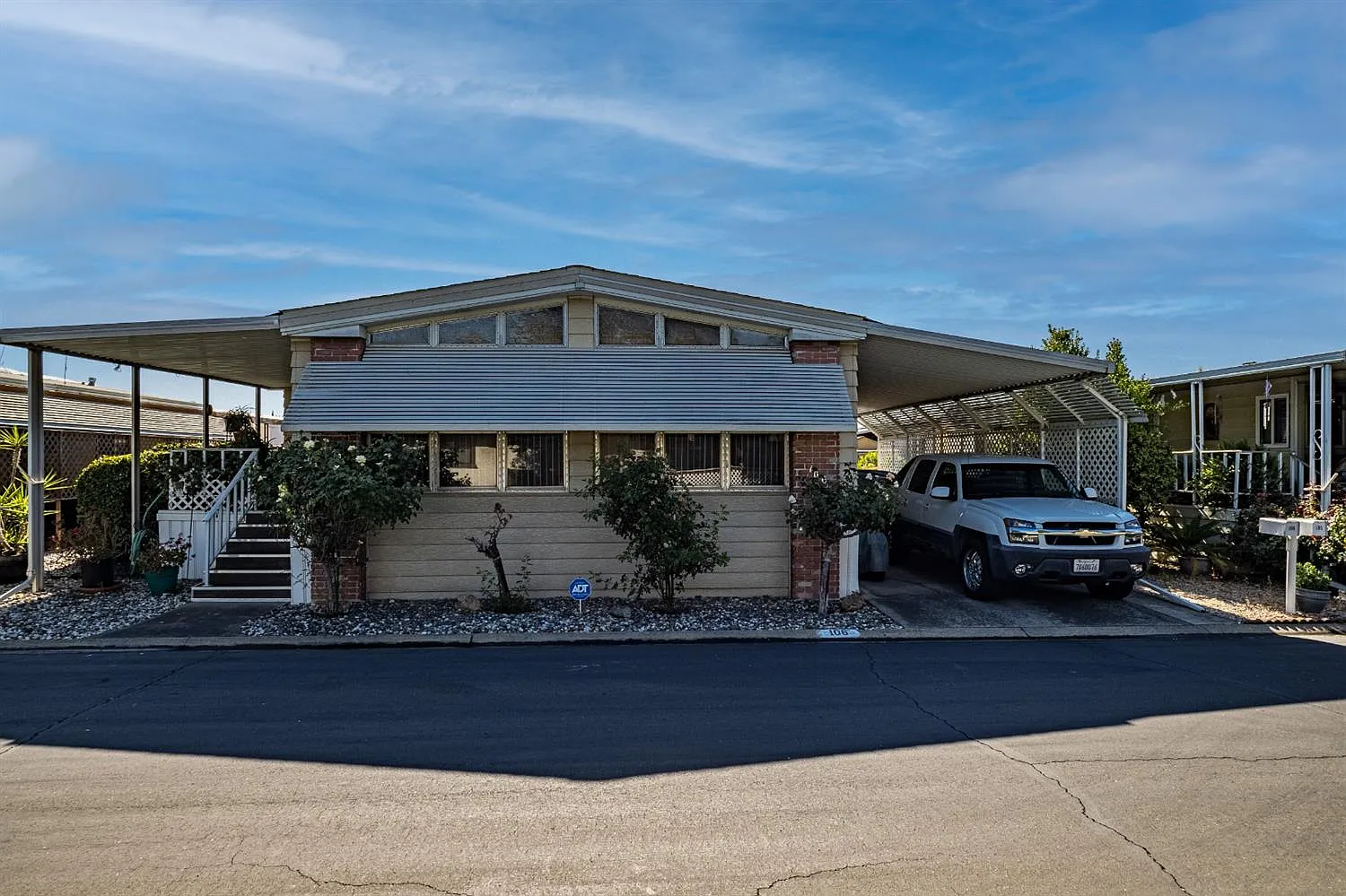 106 Dahlia Ave photo 1