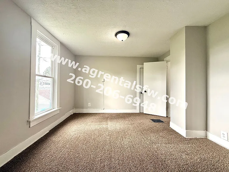2720 Queen St — Photo 15