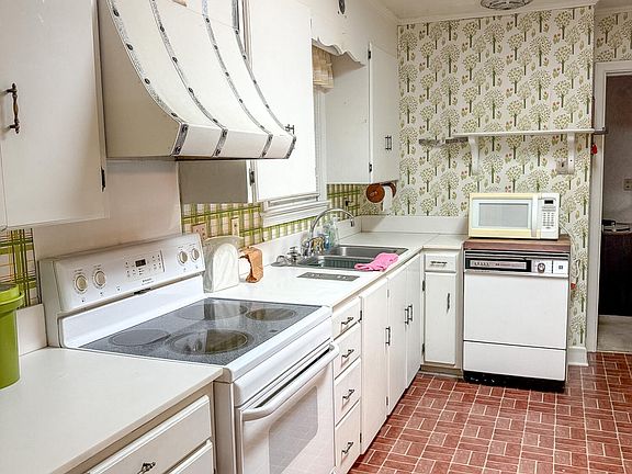 3rd image of 703 W 27th Street