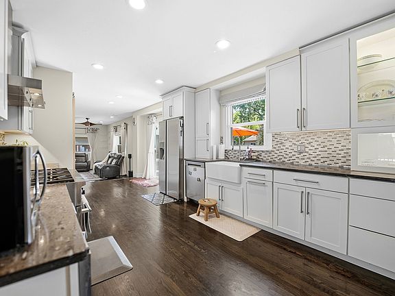 3rd image of 459 Sussex Ct