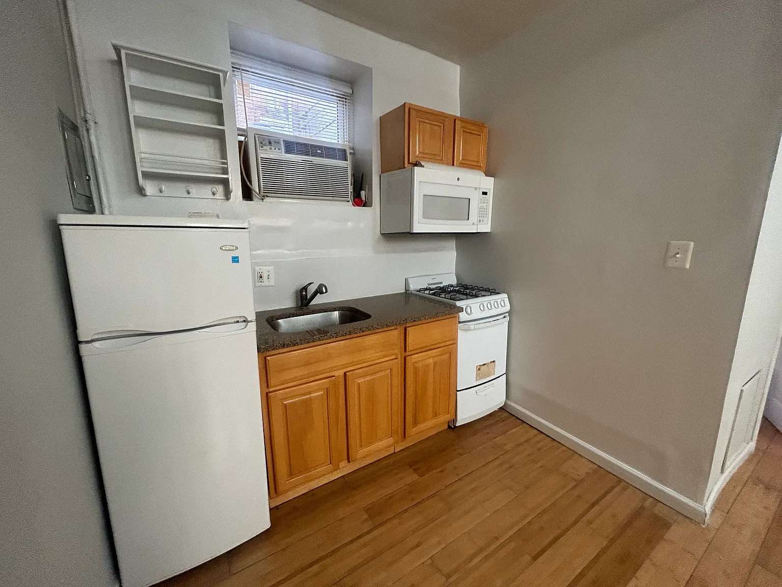 Studio, $990 — Photo 3