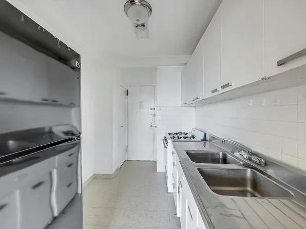 1 Fordham Hill Oval image 10 of 43