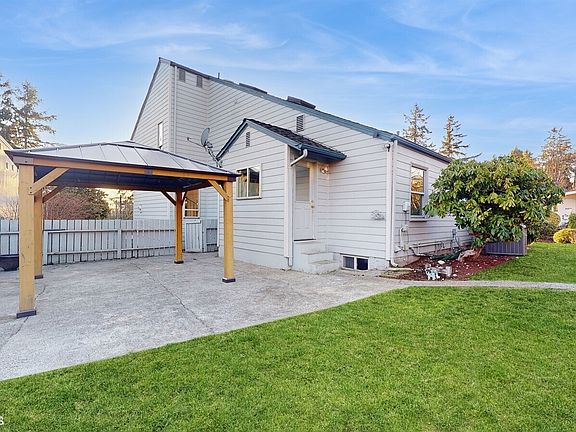 3rd image of 12100 Shorewood Avenue SW