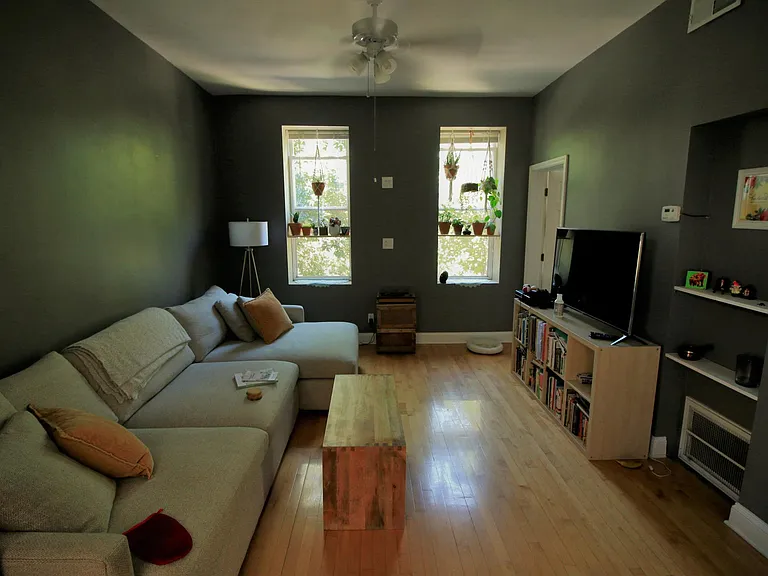1109 N Wood St #2F — Photo 2