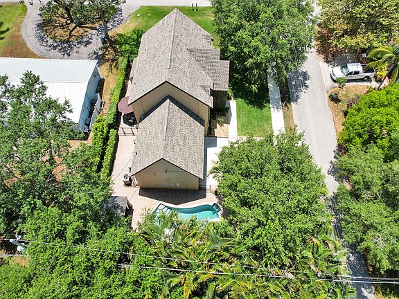 5th image of 4743 Dolphin Drive