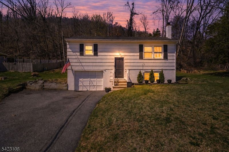 1st image of 35 Zinnia Dr