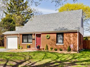 135 Woodland Rd, Libertyville, IL 60048