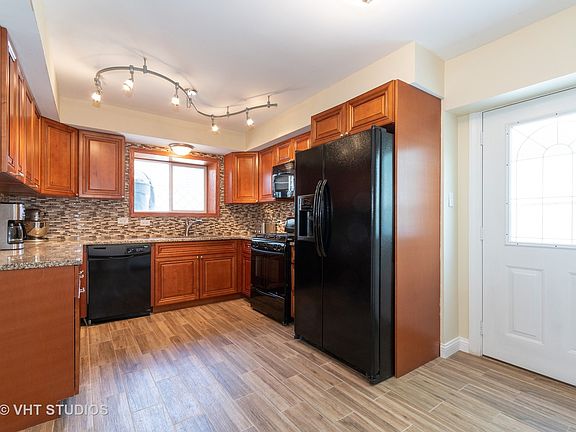 2nd image of 700 Dickens Ave
