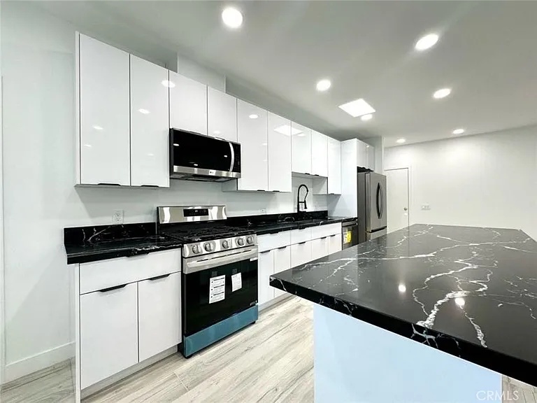 6255 Woodman Ave #201 — Photo 7