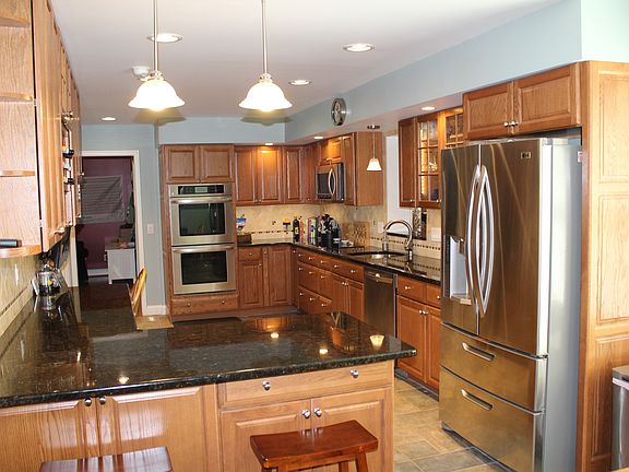 4th image of 2 Marjorie Ct