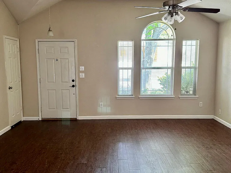 2421 Esquire Dr — Photo 3