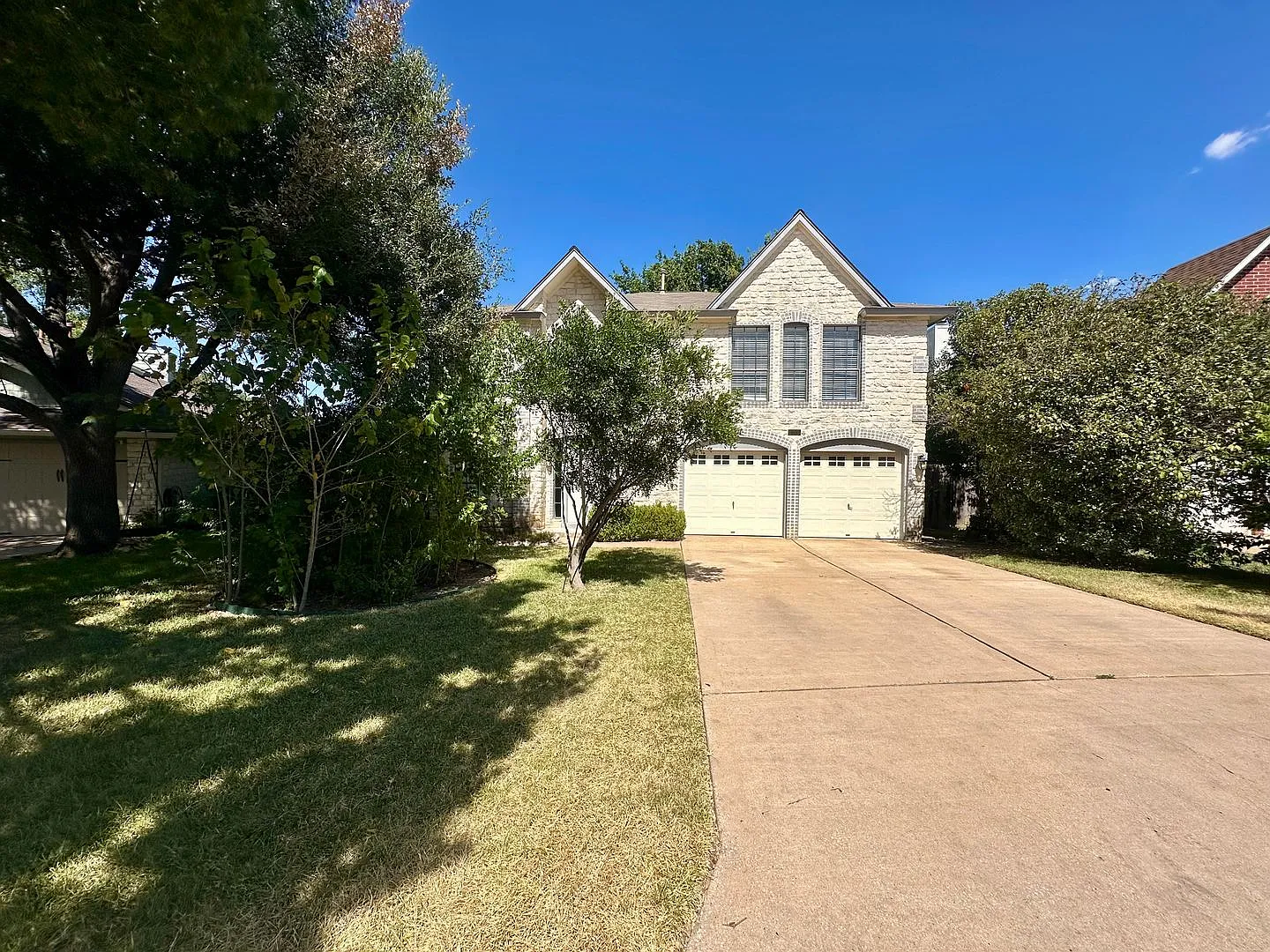 Large 4/2.5 Home in Cedar Park — Photo 1