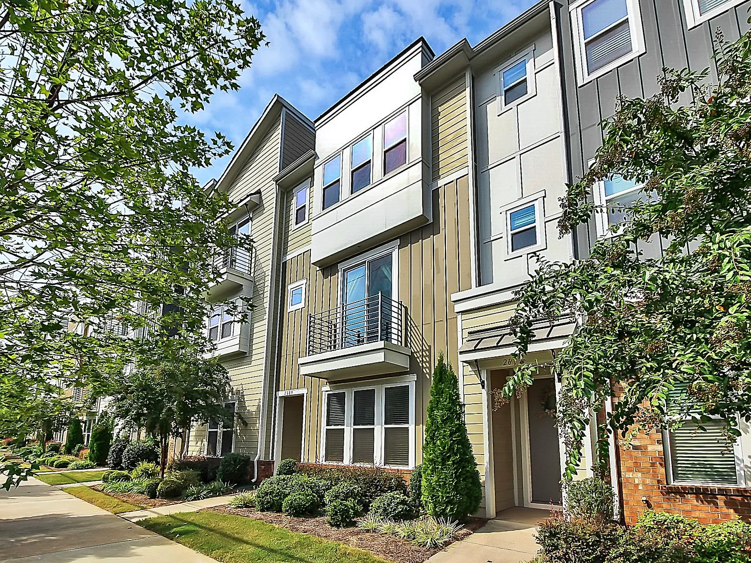 3 bed, 3.5 bath, 2338 sqft, $2,645 — Photo 1