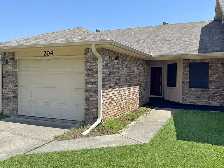 204 Splane Dr — Photo 2