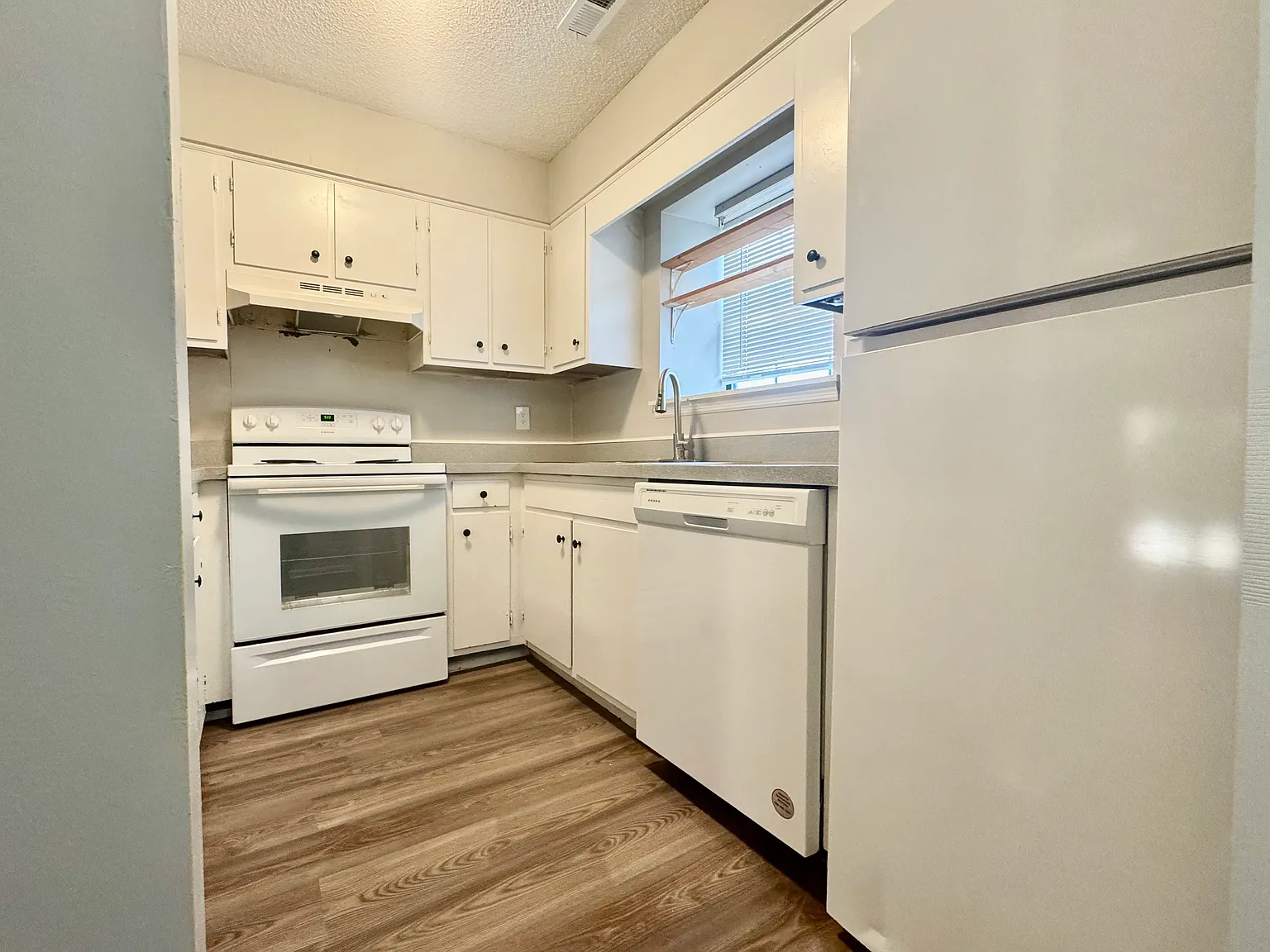 2 bed, 2.5 bath, 1296 sqft, $1,550 — Photo 2