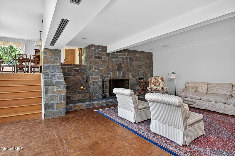 2nd image of 1283 Hawthorn Road
