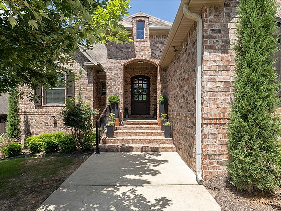 4th image of 421 N Limestone Dr