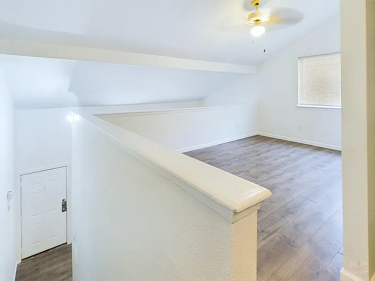 2124 Burton Dr — Photo 12