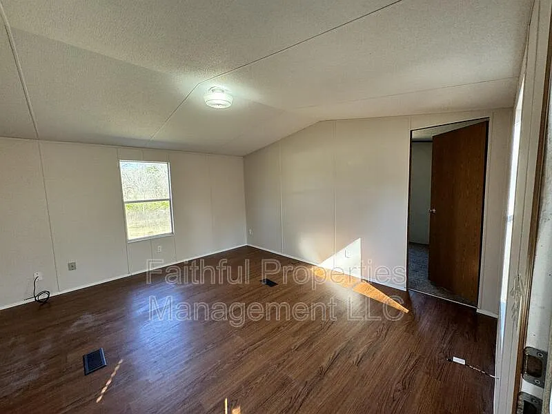 2 bed, 1.0 bath, $995 — Photo 4
