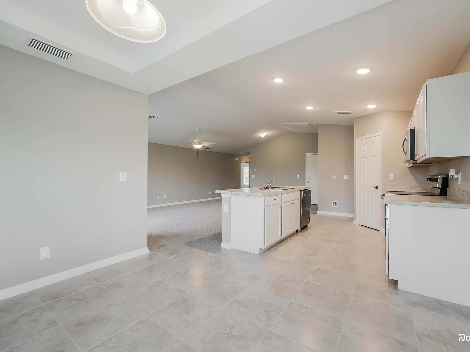 3 bed, 2.0 bath, 1550 sqft, $1,905 — Photo 3