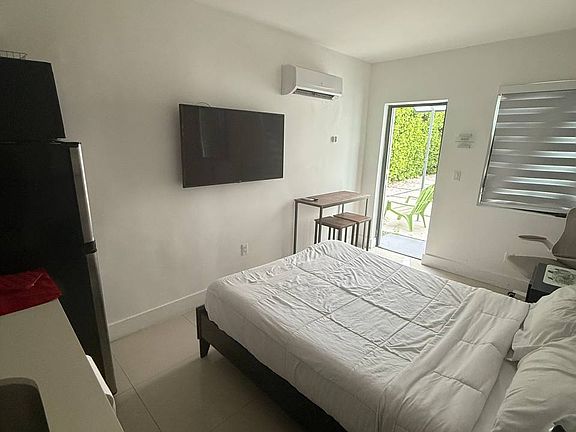 4th image of 7910 Byron Ave #4