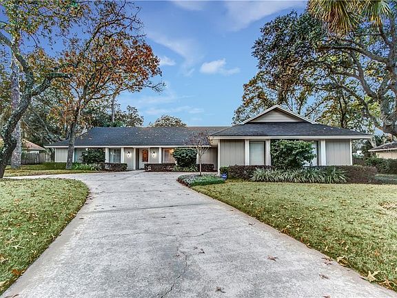 3rd image of 704 N Sweetwater Blvd