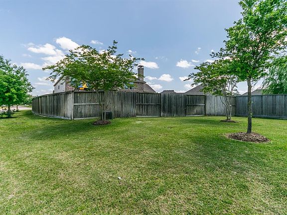 Home backs up to HOA maintained green space !