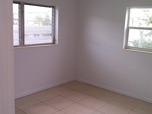 3rd image of 1420 NE 171st St APT 4