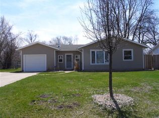 190 Mohawk Dr, Carol Stream, IL 60188