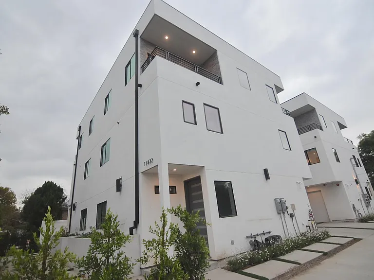 13822 Oxnard St — Photo 1