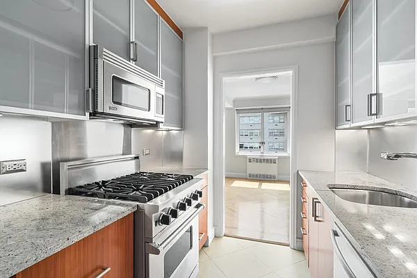 Rented by 165 E 66 Street Residential Owner LLC | media 5