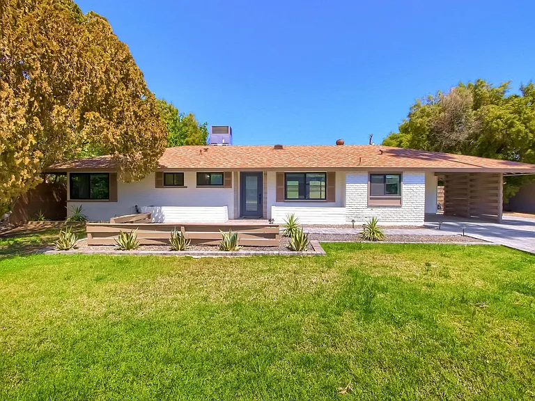 1402 W Berridge Ln — Photo 1