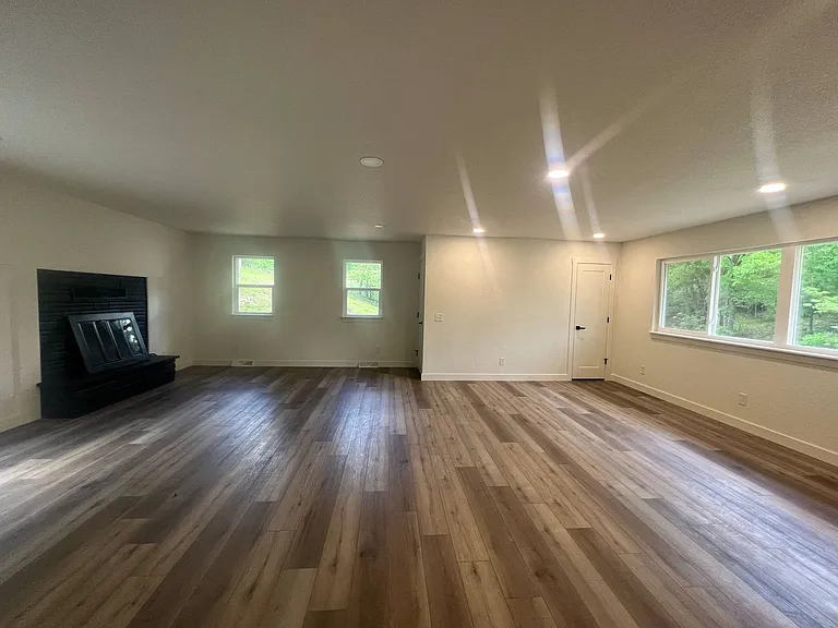 222 Valley St — Photo 3