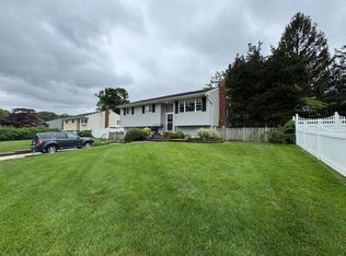 20 Bayberry Rd, Ronkonkoma, NY 11779