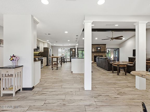 3rd image of 905 MIDDLERIDGE Court