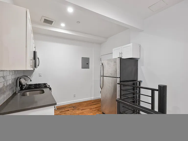 453 Irving Ave #1D — Photo 6