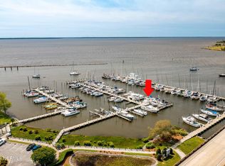 516 S Water St #B7, Oriental, NC 28571