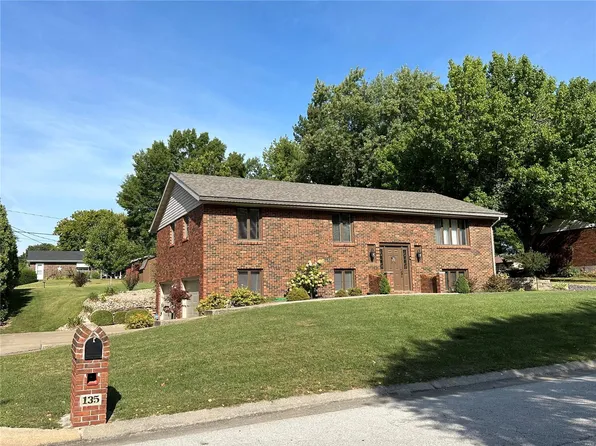 135 Pioneer Trl, Hannibal, MO 63401
